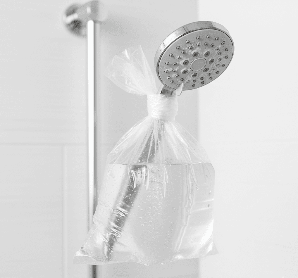 शावर के बंद छेद खोलने के लिए सिरके का इस्तेमाल
